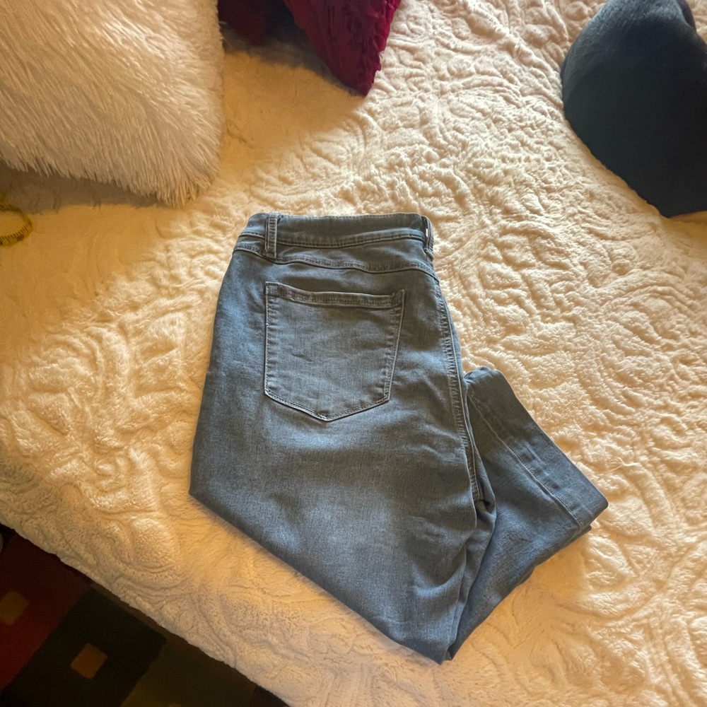 Laurie Felt Large Peddle pushers light wash. Silk and stretch. Laurie= quality.